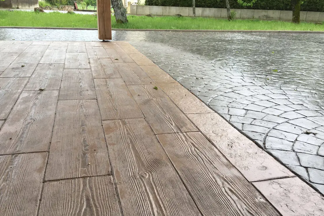 Imitación de hormigón impreso de madera en el patio trasero de una vivienda.